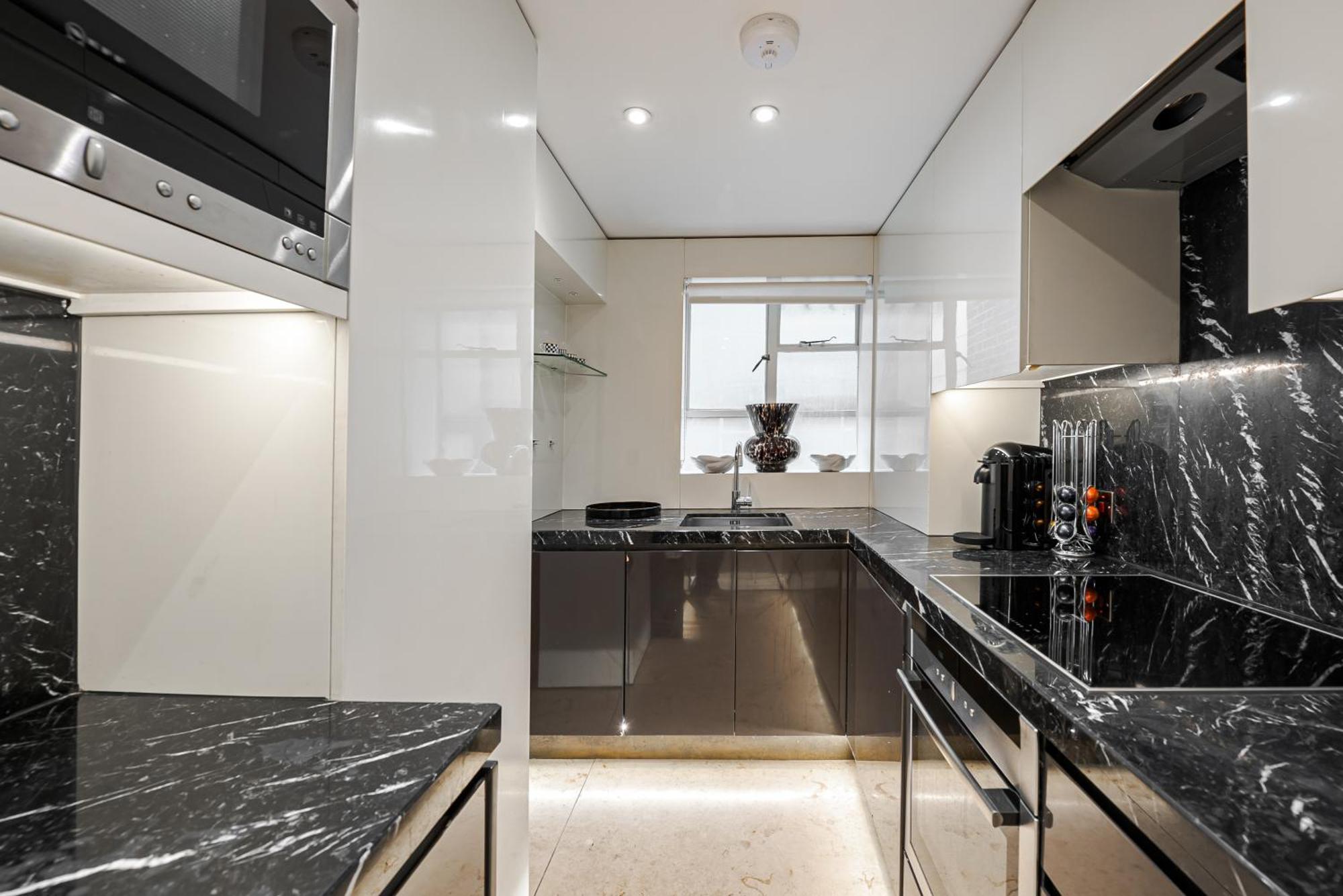 Modern 2Bd Apartment With Private Balcony Overlooking Harrods - Prime Location ลอนดอน ภายนอก รูปภาพ